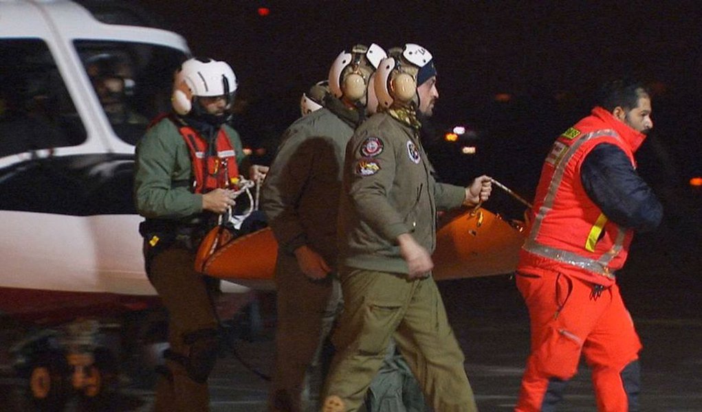 Bombeiros italianos retiraram dos escombros os últimos dois corpos que faltavam ser resgatados do Hotel Rigopiano, atingido por uma avalanche na semana passada; balanço oficial do acidente é de 29 mortos e 11 sobreviventes; Hotel Rigopiano foi soterrado por uma avalanche que desceu das montanhas do Parque Nacional do Gran Sasso na noite de 18 de janeiro; avalanche foi causada por terremotos que atingiram o centro da Itália no mesmo dia
