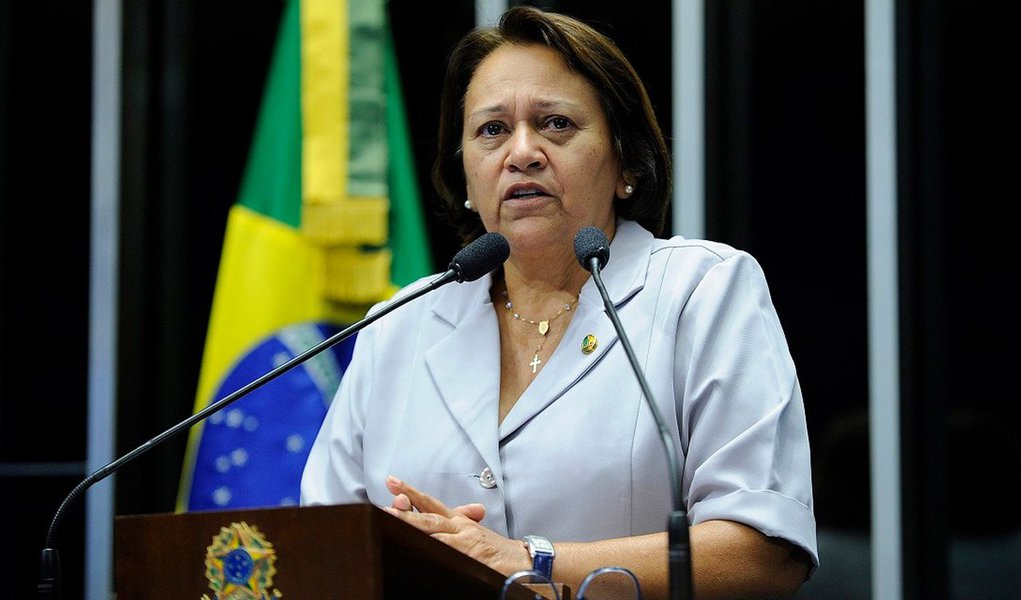 Senadora Fátima Bezerra (PT-RN) anunciou nesta terça-feira, 1º, que um grupo de senadores vai protocolar representação no Conselho Nacional de Justiça (CNJ) contra o juiz Alex Costa de Oliveira, da Vara da Infância e Juventude do Distrito Federal e Territórios (TJDFT), que autorizou práticas de tortura para forçar desocupação de escola em Taguatinga (DF); "Que vergonha é essa que estamos vendo neste país? Um juiz não pode tratar estudantes como se fossem bandidos. A decisão do Alex Oliveira tem conteúdo fascista e remonta aos tempos da ditadura. Pensávamos que o Brasil tinha enterrado métodos autoritários desse tipo", criticou Fátima Bezerra, em audiência pública sobre a MP que reforma o ensino médio