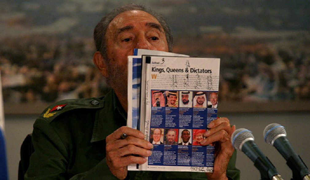 O presidente norte-americano Barack Obama ofereceu uma "mão amiga" aos cubanos neste sábado após a morte de Fidel Castro, enquanto seu sucessor, o republicano eleito Donald Trump, reagiu no Twitter declarando apenas "Fidel Castro está morto!."; Trump, que assume a presidência dos Estados Unidos em 20 de janeiro, insinuou durante a campanha que o desrespeito à liberdade religiosa em Cuba poderia fazer com que ele revesse o acordo de Obama para abrir relações com o antigo adversário da Guerra Fria após quase meio século de afastamento