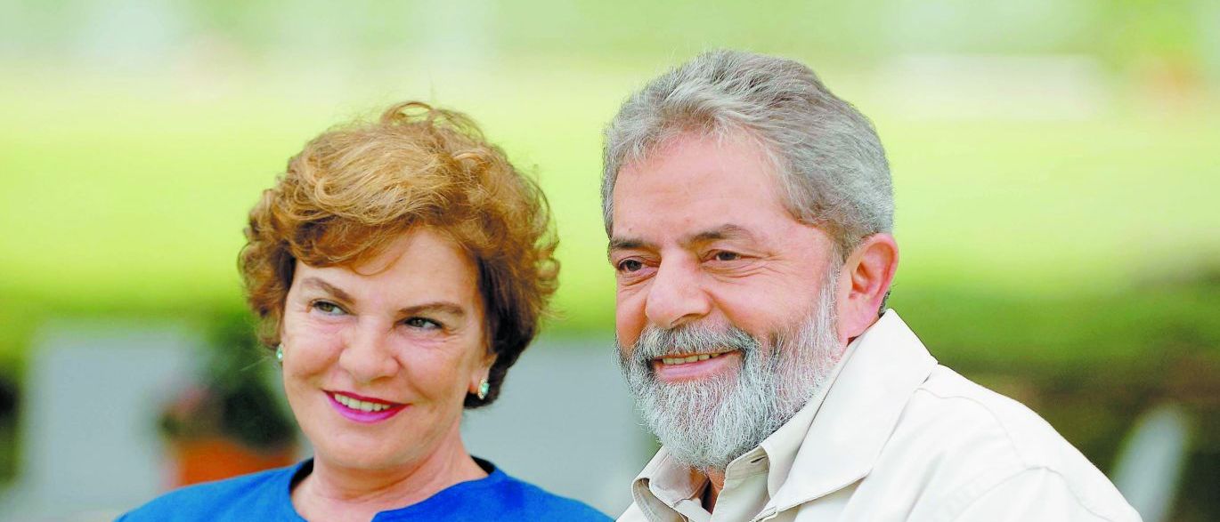 "Marisa Letícia dedicou-se ao que ela sempre melhor soube fazer: ser esteio do marido, ser seu regaço, seu sossego. Escutá-lo e, se necessário, opinar. Transmitir-lhe confiança e firmeza. E isso, segundo declarações dadas por ele, ela sempre fez. Foi quem saiu às ruas em passeata, mobilizando centenas de mulheres, quando os maridos delas, sindicalistas, estavam na prisão. Foi quem costurou a primeira bandeira do PT. E, corajosa, arriscou a pele, franqueando sua casa às reuniões dos metalúrgicos, quando a ditadura proibiu os sindicatos", diz a colunista Hildegard Angel
