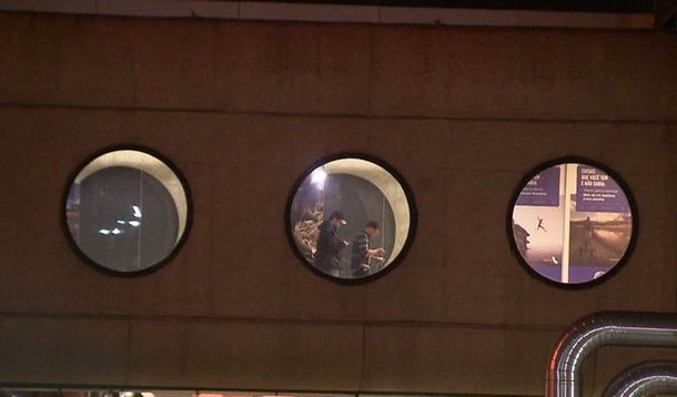 Um avião da Gol que sairia de Brasília rumo a Boa Vista, em Roraima, teve que sobrevoar em círculos o espaço aéreo de Brasília por duas horas e meia na madrugada desta segunda-feira (23), após apresentar problemas no trem de pouso; de acordo com o a concessionária Inframérica, o voo G3 2020 partiu às 23h05 e, dez minutos após a decolagem, o piloto da aeronave solicitou ao centro de controle o retorno ao aeroporto internacional de Brasília, visto que as rodas continuaram para o lado de fora