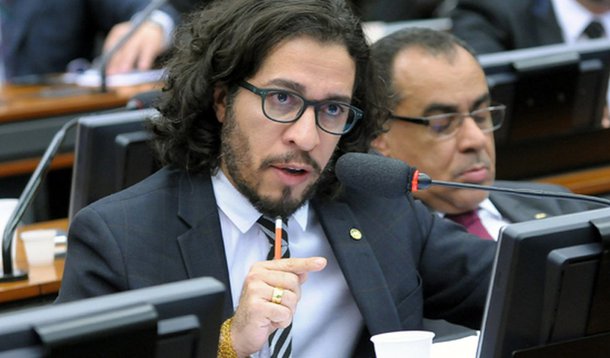 Deputado Jean Wyllys (PSOL-RJ) defendeu a mobilização contra a aprovação da PEC 55 no Senado, que congela por 20 anos os investimentos do governo, indexando-os à inflação do ano anterior; "Temos que lutar, nas redes e nas ruas, para derrotar a PEC 55 no Senado (antiga PEC 241 enquanto tramitou na Câmara dos Deputados), que corresponde à vontade do governo golpista de Michel Temer em paralisar os recursos para a saúde, a educação, a ciência e a tecnologia como forma de beneficiar o sistema financeiro e os mais ricos", disse Wyllys em sua página no Facebook