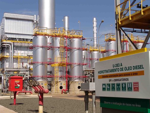 A Petrobras anunciou nesta quinta-feira um aumento 6,1%, em média, no preço do diesel nas refinarias a partir da sexta-feira, mas manteve inalterados os preços da gasolina; este é o segundo mês consecutivo que o preço do diesel é reajustado pela Petrobras; em dezembro, contudo, o preço da gasolina também subiu; "A decisão é explicada principalmente pelo efeito da continuada, embora mais discreta, elevação dos preços do petróleo nos mercados internacionais, pela valorização do real desde a última revisão de preços", disse a estatal em comunicado