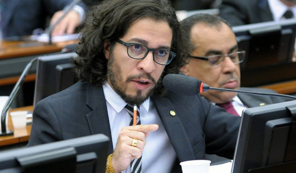 Deputado Jean Wyllys (PSOL-RJ) defendeu a mobilização contra a aprovação da PEC 55 no Senado, que congela por 20 anos os investimentos do governo, indexando-os à inflação do ano anterior; "Temos que lutar, nas redes e nas ruas, para derrotar a PEC 55 no Senado (antiga PEC 241 enquanto tramitou na Câmara dos Deputados), que corresponde à vontade do governo golpista de Michel Temer em paralisar os recursos para a saúde, a educação, a ciência e a tecnologia como forma de beneficiar o sistema financeiro e os mais ricos", disse Wyllys em sua página no Facebook