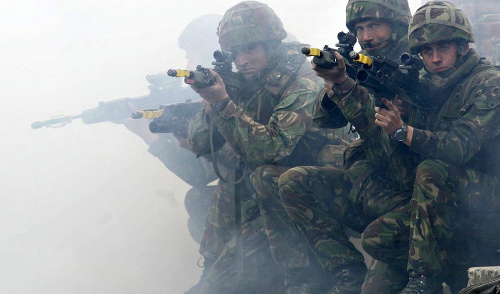 Exército do Reino Unido enviou vários blindados através do túnel do Canal da Mancha no âmbito de manobras militares; segundo a edição The Sun, o objetivo dos exercícios é repelir uma possível ameaça proveniente da Rússia; manobras britânicas visam reforçar as tropas de reação rápida da OTAN na Europa Oriental