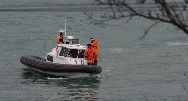O Minisério da Defesa russo aumentou a equipe de resgate para 39 navios, sete aparelhos de imersão profunda e 135 mergulhadores profissionais. Além disso, cinco drones Orlan-10 estão monitorando o local da operação. "A operação de busca e resgate na zona do acidente aéreo do Tu-154 não parou um minuto durante a noite", informa o comunicado do ministério; acidente teria sido causado por combinação de falha técnica e humana