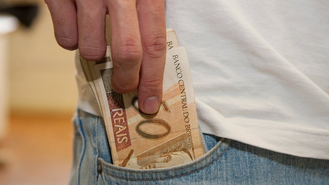 Novo estudo do Inesc analisa a relação entre tributação injusta, desigualdade e concentração de renda e patrimônio no Brasil; do total de R$ 5,8 trilhões de patrimônio informados ao Fisco em 2013 (não se considera aqui a sonegação), 41,56% pertenciam a apenas 726.725 pessoas, com rendimentos acima de 40 salários mínimos