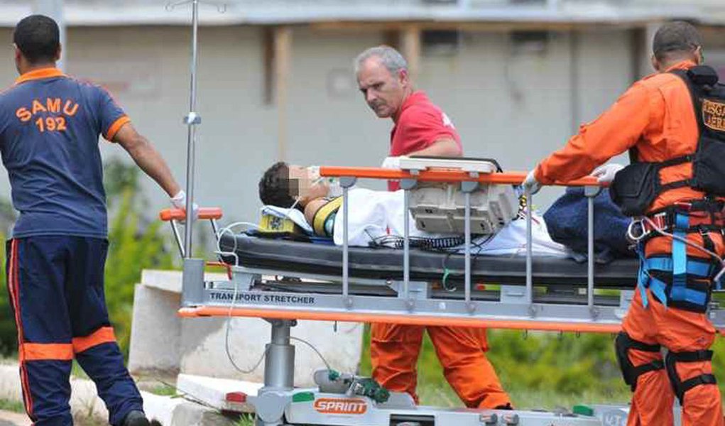 O menino de 6 anos baleado por um policial civil do Distrito Federal em uma rodovia em Águas Lindas de Goiás saiu de coma induzido e não respira por aparelhos; a informação foi divulgada nesta tarde pelo Hospital Santa Helena, onde a criança continua internada; testemunhas relataram que o policial se desentendeu com o motorista de um carro e atirou contra ele; a criança estava presa à cadeirinha e foi levada ao Hospital de Base em estado grave; o menino sofreu uma lesão cardíaca por causa da bala 