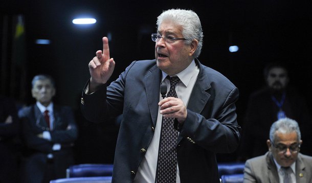 Senador Roberto Requião (PMDB-PR) cita a necessidade de votações nominais e eletrônicas; outra proposta é que "o presidente das comissões não devem escolher os relatores das matérias"; "As escolhas devem ser feitas como no judiciário, por sorteio. Poderão os escolhidos abdicar do direito de relatar, iniciando assim um novo sorteio"; veja o vídeo em que o congressista discorre sobre suas propostas e acerca dos instrumentos que, segundo ele impedem uma reforma de forma democrática