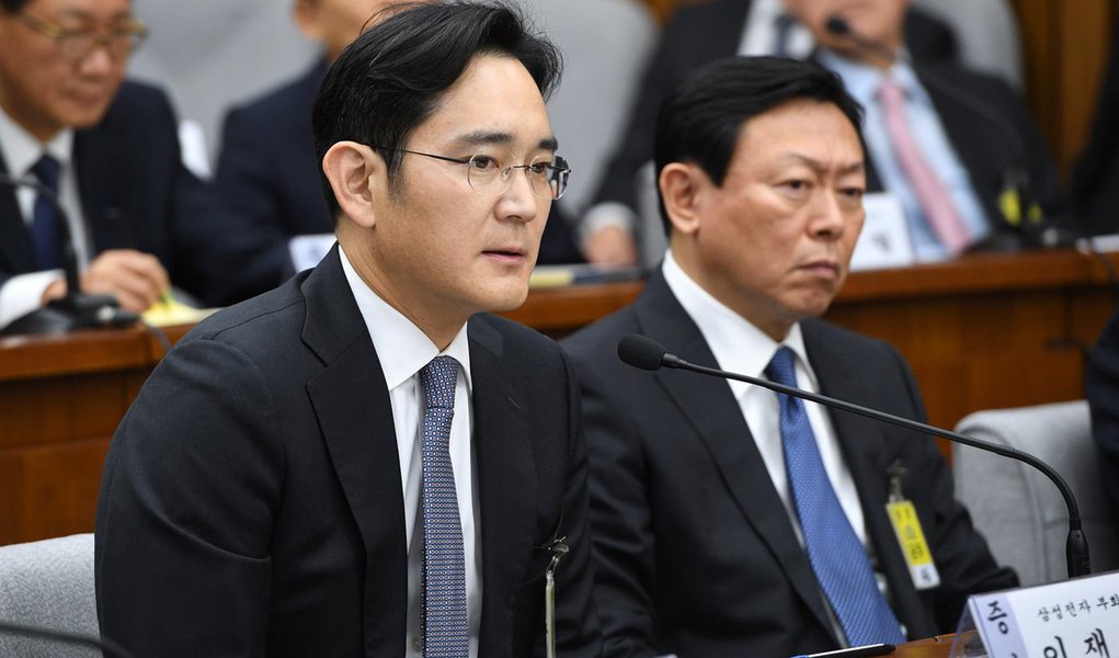 Jay Y. Lee, chefe do Samsung Group, maior conglomerado do país, responsável por 17% da economia da Coreia do Sul, é acusado de pagar propinas no total de US$ 36,42 milhões a organizações ligadas a Choi Soon-sil, uma amiga da presidente Park Geun-hye, que está no centro do escândalo, para assegurar a fusão em 2015 de duas unidades do conglomerado