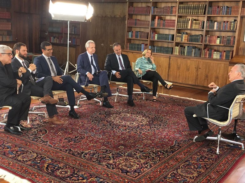 O motivo foi a entrevista feita com o presidente Michel Temer, há duas semanas, que deixou Chico irritado com o uso de sua música. Advogados do músico chegaram a preparar uma notificação extrajudicial para pedir à TV que não use mais a canção