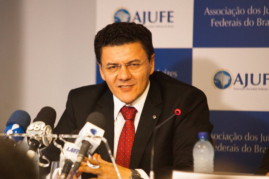 Em nota, a Associação dos Juízes Federais do Brasil (Ajufe), presidida por Roberto Carvalho Veloso, afirmou que "a exigência de 49 anos de contribuição, necessários para se alcançar a aposentadoria integral, da mesma forma, é totalmente desprovida de razoabilidade. Essa exigência, aliada à idade mínima, farão com que o povo brasileiro viva praticamente apenas para trabalhar, sendo a exceção a obtenção da aposentadoria integral"; "A Ajufe considera inaceitável uma Reforma da Previdência que viole os direitos e garantias fundamentais"