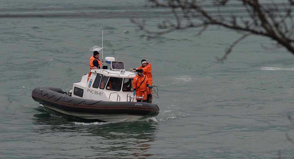 O Minisério da Defesa russo aumentou a equipe de resgate para 39 navios, sete aparelhos de imersão profunda e 135 mergulhadores profissionais. Além disso, cinco drones Orlan-10 estão monitorando o local da operação. "A operação de busca e resgate na zona do acidente aéreo do Tu-154 não parou um minuto durante a noite", informa o comunicado do ministério; acidente teria sido causado por combinação de falha técnica e humana