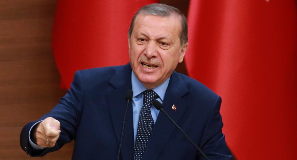 Presidente da Turquia, Recep Tayyip Erdogan, disse nesta terça-feira (29) que o Exército de seu país entrou na Síria para acabar com o governo do presidente Bashar Assad, a quem acusou de terrorismo de Estado; "Entramos [na Síria] para acabar com o regime do tirano Assad que aterroriza com terror de Estado. [Não entramos] por qualquer outra razão", declarou Erdogan