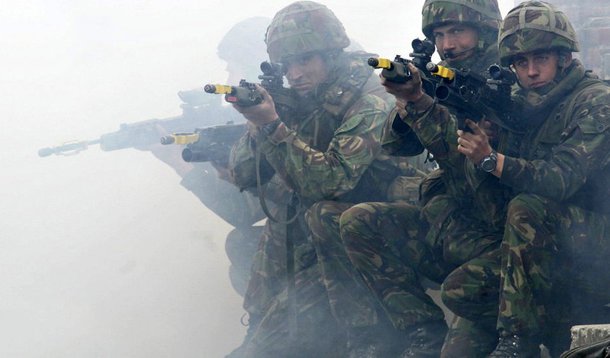 Exército do Reino Unido enviou vários blindados através do túnel do Canal da Mancha no âmbito de manobras militares; segundo a edição The Sun, o objetivo dos exercícios é repelir uma possível ameaça proveniente da Rússia; manobras britânicas visam reforçar as tropas de reação rápida da OTAN na Europa Oriental