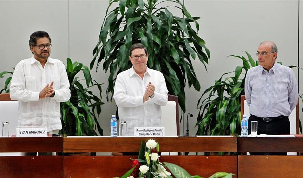 Governo colombiano e as Forças Armadas Revolucionárias da Colômbia (Farc) publicaram o novo acordo de paz com os ajustes e modificações que pactuaram a partir das propostas dos grupos que se opuseram ao acordo inicial com a guerrilha, que foi rejeitado em referendo do dia 2 de outubro; presidente da Colômbia, Juan Manuel Santos, disse que o "novo acordo reflete propostas do 'sim' e do 'não'", e convidou "respeitosamente" todos os colombianos a ler e escutar as mudanças realizadas