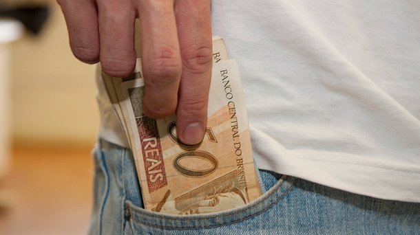Novo estudo do Inesc analisa a relação entre tributação injusta, desigualdade e concentração de renda e patrimônio no Brasil; do total de R$ 5,8 trilhões de patrimônio informados ao Fisco em 2013 (não se considera aqui a sonegação), 41,56% pertenciam a apenas 726.725 pessoas, com rendimentos acima de 40 salários mínimos