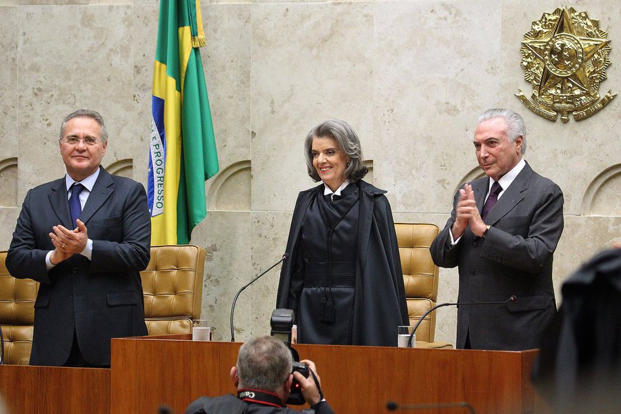 "A grande trombada entre os poderes, com potencial para uma ruptura institucional, deu mais um passo. O Congresso fez da pior forma o que poderia até ser bem compreendido pela população se feito de outro modo, com debate e transparência. A coalizão Judiciário/Ministério Público/Lava Jato também reagiu da pior forma", escreve Tereza Cruvinel; para a jornalista, "os procuradores demonstraram, neste processo, não compreender nada do processo legislativo"; "Agora, temos dois poderes na trincheira e no meio, um Temer desafiado. Aguardemos os próximos tiros, torcendo para que não sobrem para a democracia, este lírio açoitado", completa