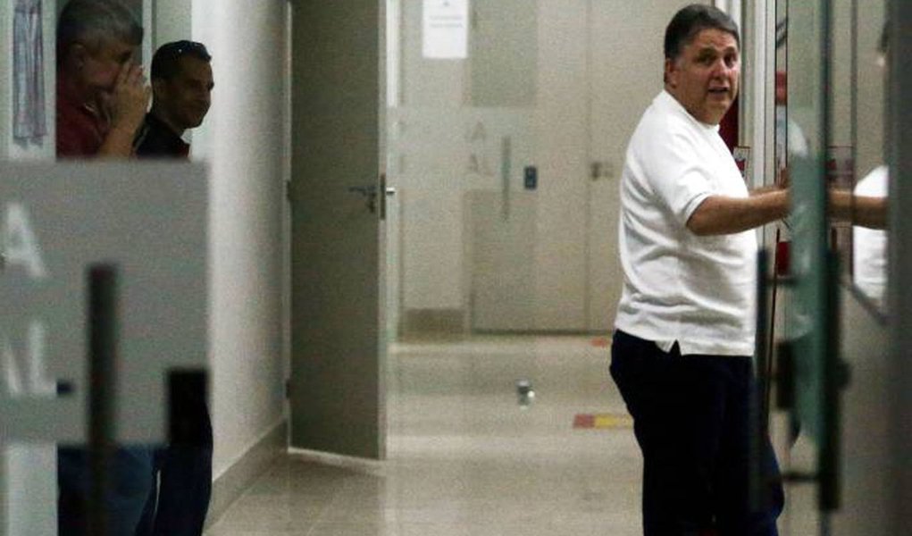 A ministra do Tribunal Superior Eleitoral (TSE) Luciana Lossio negou ontem à noite pedido de liberdade do ex-deputado federal Anthony Garotinho, preso nesta manhã pela Polícia Federal (PF) sob a acusação de compra de votos; prisão foi determinada pela Justiça Eleitoral de Campos dos Goytacazes, no norte do Rio de Janeiro; na decisão, a ministra alegou “supressão de instância" e entendeu que o habeas corpus deve ser analisado primeiramente pelo Tribunal Regional Eleitoral (TRE) do Rio de Janeiro