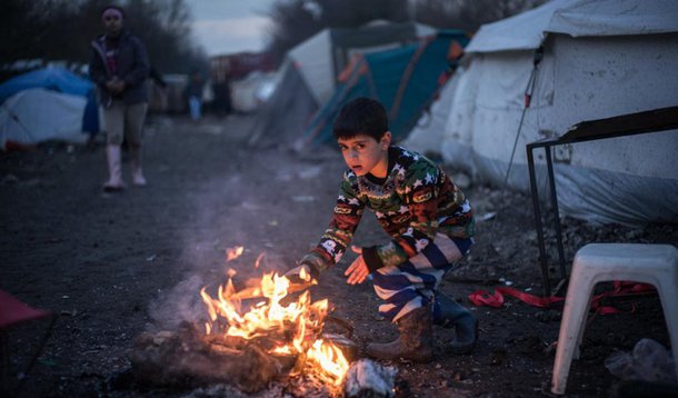 França abriu o primeiro centro oficial temporário para imigrantes; localizado no norte de Paris, estabelecimento é considerado o maior em toda a União Europeia (UE); local é exclusivamente reservado para homens; a estrutura conta com 400 postos e, até o fim do ano, será expandida para 600; em janeiro, deve ser inaugurado outro centro de acolhimento - com capacidade para 350 pessoas - para receber mulheres e crianças