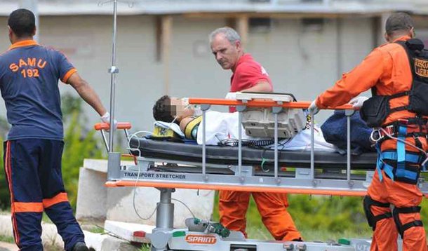 O menino de 6 anos baleado por um policial civil do Distrito Federal em uma rodovia em Águas Lindas de Goiás saiu de coma induzido e não respira por aparelhos; a informação foi divulgada nesta tarde pelo Hospital Santa Helena, onde a criança continua internada; testemunhas relataram que o policial se desentendeu com o motorista de um carro e atirou contra ele; a criança estava presa à cadeirinha e foi levada ao Hospital de Base em estado grave; o menino sofreu uma lesão cardíaca por causa da bala 