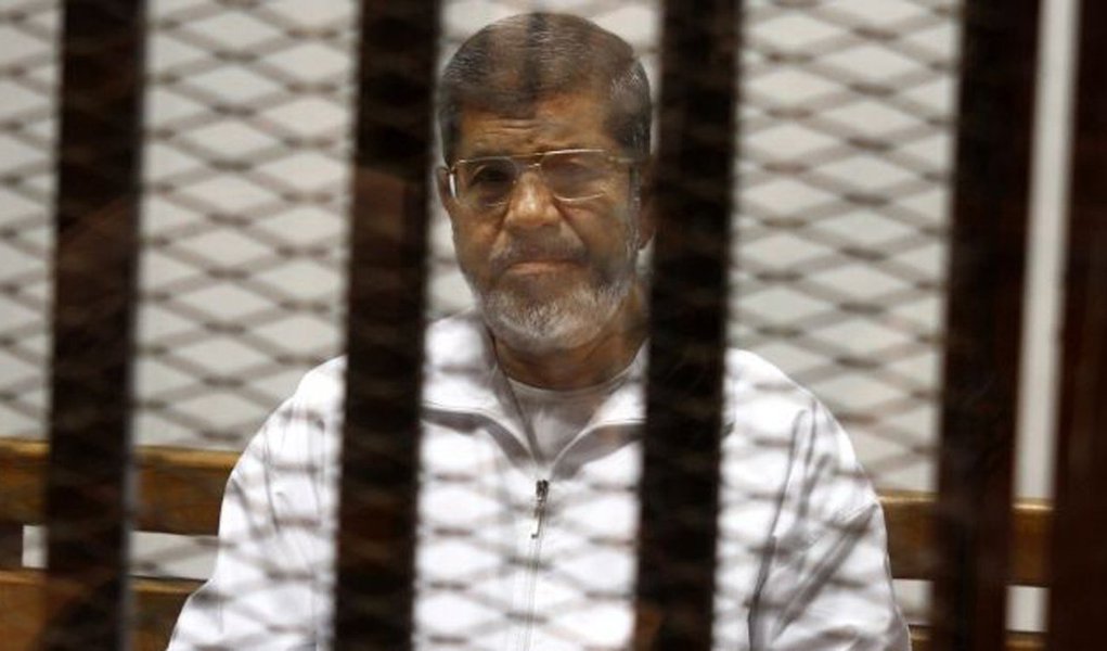 Corte de Cassação do Egito anulou a condenação à prisão perpétua do presidente deposto Mohamed Morsi, membro da Irmandade Muçulmana, no processo em que respondia por colaborar como espião para estrangeiros, como os grupos Hamas e Hezbollah; Corte de Cassação ordenou que o processo seja refeito e também anulou a condenação contra o líder da Irmandade Muçulmana, Mohamed Badia, e mais 15 dirigente; essa, porém, não era a primeira condenação imposta a Morsi, que já foi condenado à morte, à prisão perpétua e a 20 anos de detenção em vários outros processos
