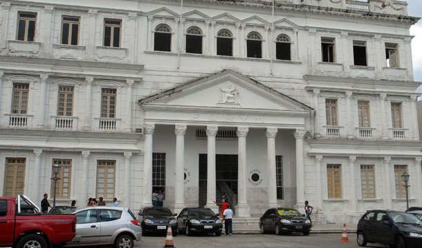 O Tribunal de Justiça do Maranhão (TJMA) negou qualquer tipo de participação de magistrados na Operação Simulacro, que denunciou desvios de recursos públicos da Secretaria da Fazenda do Maranhão durante a gestão da ex-governadora Roseana Sarney (PMDB); através de nota, o Judiciário afirmou que “magistrado não tem função investigatória, que é única e exclusiva da Polícia Judiciária e do Ministério Público e que não há nenhum magistrado participando de grupo ou comissão de investigação”; tese está sendo divulgada pelos aliados da família Sarney