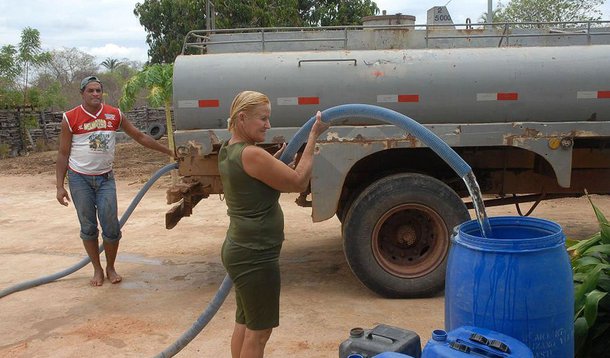 O Ministério da Integração Nacional autorizou o repasse e a transferência de R$ 468 mil ao Governo do Maranhão para a realização de operação carro-pipa em oito municípios afetados pela seca; mais de 73 mil pessoas serão beneficiadas com a circulação de 13 caminhões em Chapadinha, Formosa de Serra Negra, Paraibano, Pastos Bons, São João dos Patos, Sítio Novo e Tufilândia, cidades com situação de emergência reconhecida 