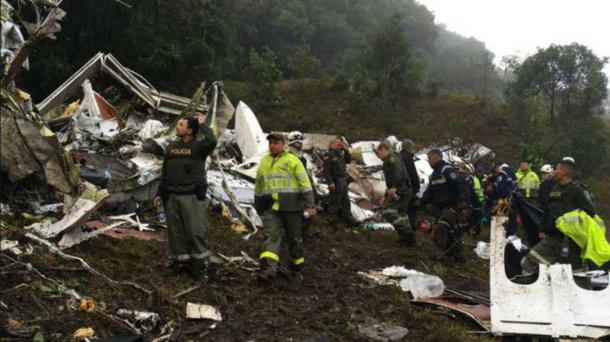 Ministro dos Transportes da Colômbia, Jorge Eduardo Rojas, confirmou nesta tarde que as equipes de busca localizaram as duas caixas-pretas do avião que levava o time da Chapecoense para a Colômbia; "Sim, já foram encontradas as caixas-pretas. E elas não tem nenhum perda. Vamos saber tudo que se passou", disse aos jornalistas no local;  diretor da Aeronáutica Civil da Colômbia, Alfredo Bocanegra, destacou que "os documentos, os passaportes [das vítimas], já estão nas mãos da polícia" e que agora eles ajudarão na identificação dos corpos