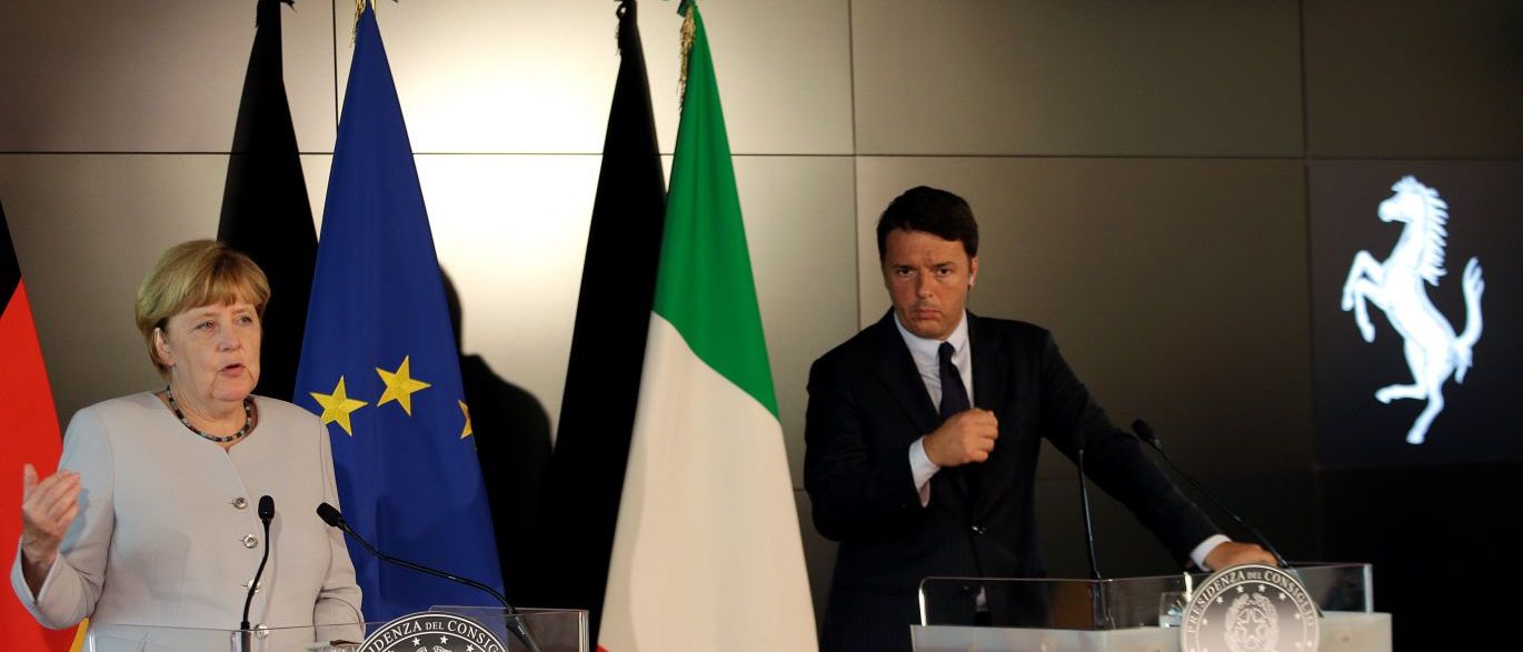 Cada vez mais italianos consideram o euro ruinoso para o país, e muitos economistas pensam que a moeda comum europeia privou a Itália de vantagens competitivas, diz artigo do jornal britânico Financial Times; ameaça mais provável e mais próxima é o colapso do sistema bancário italiano