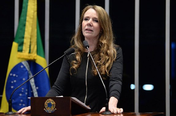 A senadora Vanessa Grazziotin (PCdoB-AM) disse lamentar que governistas não queiram discutir a proposta de emenda à Constituição que limita os gastos públicos por 20 anos (PEC 55/2016), apesar de o calendário de tramitação da PEC permitir o debate; para ela, não faz sentido o governo afirmar que a PEC é fundamental para o país, mas orientar a base aliada a não debater a proposta, como afirmou ter ocorrido na reunião desta terça (1º) na Comissão de Constituição e Justiça (CCJ)