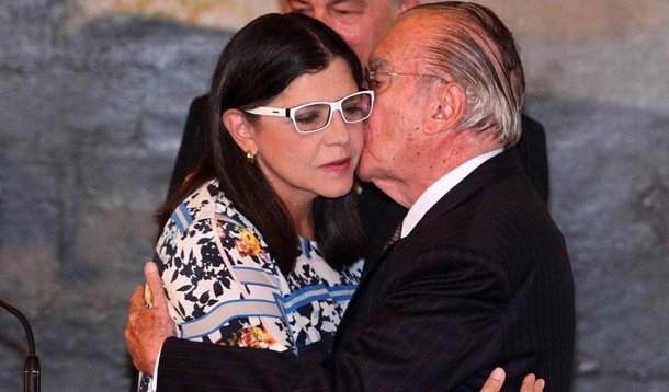 Ré na justiça por desvio na saúde, investigada na Lava Jato e, por último, foi denunciada pelo Ministério Público por desvios de R$ 300 milhões da Secretaria da Fazenda, a ex-governadora do Maranhão, Rosena Sarney, vai buscar um mandato de deputada estatual ou federal daqui a dois anos; o conselho teria sido dado pelo próprio pai, José Sarney; estratégia é conquistar foro privilegiado