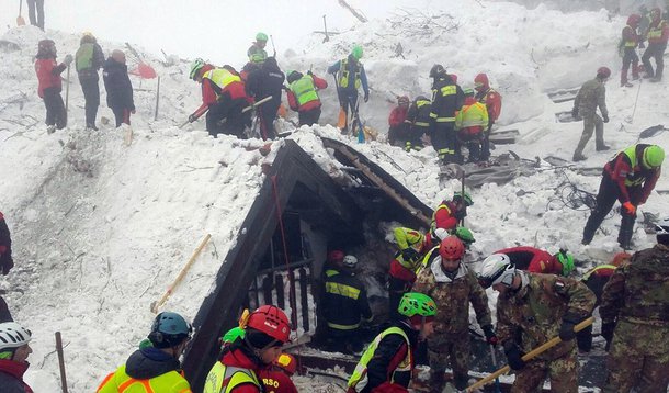 Número de mortos na avalanche que soterrou um hotel de luxo na Itália subiu para 14 nesta terça-feira (24), após as equipes de bombeiros tirarem o corpo de duas mulheres dos escombros; com isso, cai para 15 o balanço de desaparecidos, de acordo com as autoridades italianas; sobreviventem totalizam 11 pessoas até o momento, sendo que a maioria delas passou mais de 24 horas debaixo da neve