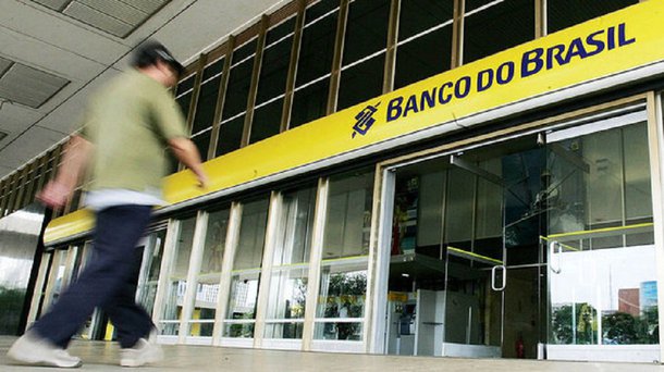 O Banco do Brasil anunciou que 402 agências serão fechadas em todo o país; encerramento de atividades faz parte de um plano de reestruturação, que tem ainda medidas como a transformação de 379 agências em postos de atendimento e um plano de aposentadoria incentivada, que deve reduzir 9,3 mil vagas ocupadas e gerar uma economia de R$ 2,7 bilhões; com quase metade das agências incluídas no plano, São Paulo é o estado que terá mais estabelecimentos fechados: são 200 no total, sendo 94 deles localizados apenas na capital paulista; Rio de Janeiro aparece logo depois, com 40 agências que terão os serviços transferidos a outras unidades