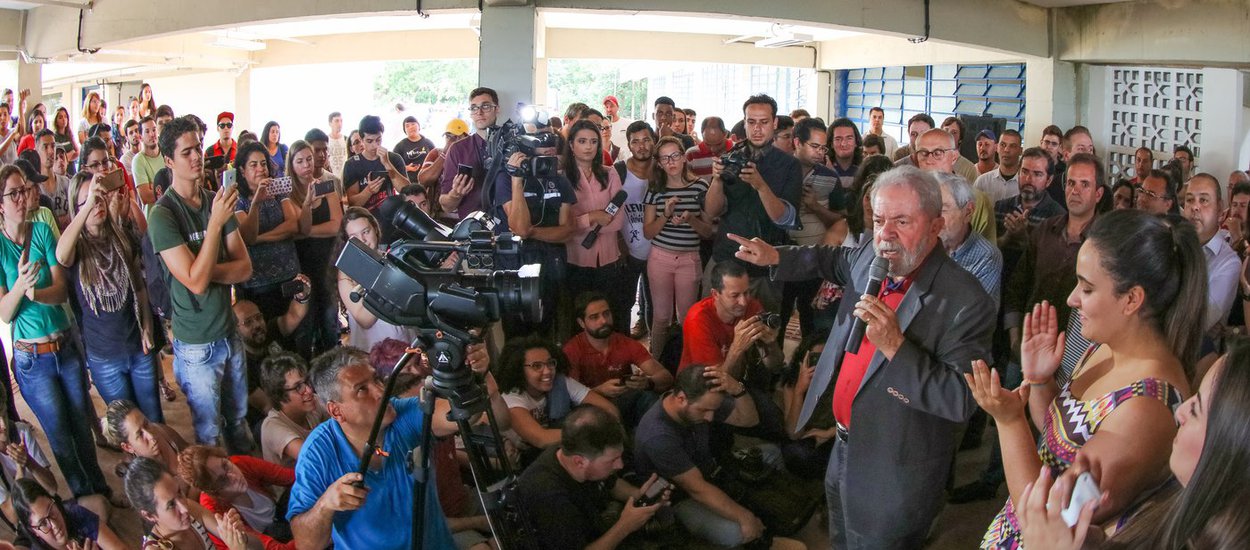 “Não desistam. Se eu que completei 71 anos este ano, no dia 26 de outubro, não quero desistir, o jovem não tem razão para desanimar. Toda vez que vocês estiverem desanimados, toda vez que vocês assistirem o Jornal Nacional e ficarem desanimados vocês tem que se lembrar que o político que vai dirigir esse país não é o Lula, não é o Raduan; são vocês. Assumam a responsabilidade”, disse o ex-presidente Lula, ao discursar, na manhã desta segunda-feira no campus da Universidade de São Carlos, ao lado do escritor Raduan Nassar; texto de Alex Solnik