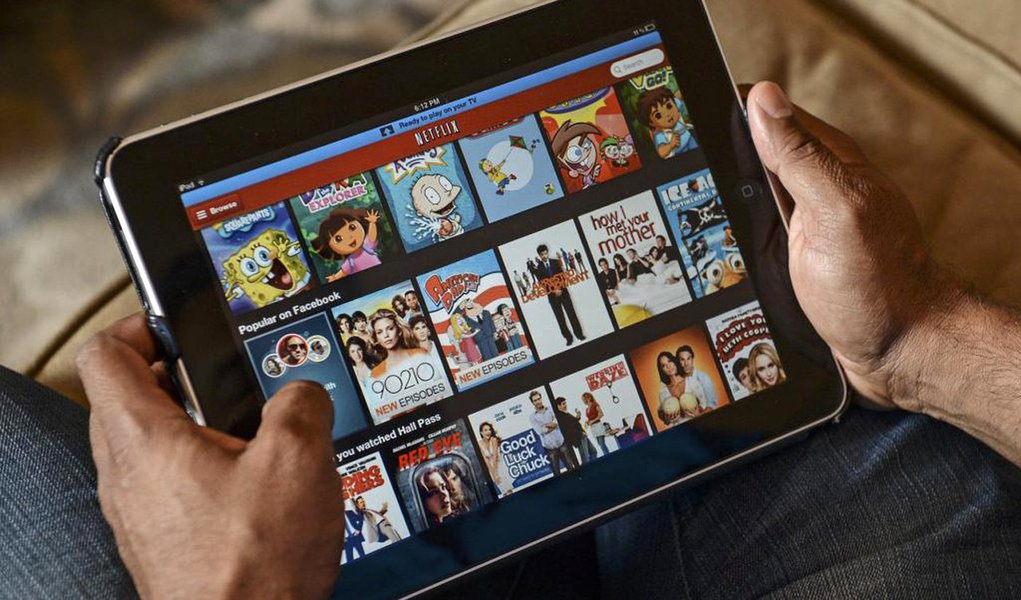 Uma mudança no sistema de cobrança do Imposto sobre Serviços de qualquer natureza (ISS), que tinha sido aprovada no início do mês pelo Senado,  foi sancionada nesta sexta (30) pelo presidente Michel Temer; a lei passa a cobrar impostos de serviços de streaming, como Netflix e Spotify, e de outros serviços pagos, como o Apple Music, Google Play Música, Amazon Prime Video e muitos outros, além de apps e jogos pagos fornecidos por download; a cobrança do imposto começa a valer em março de 2017