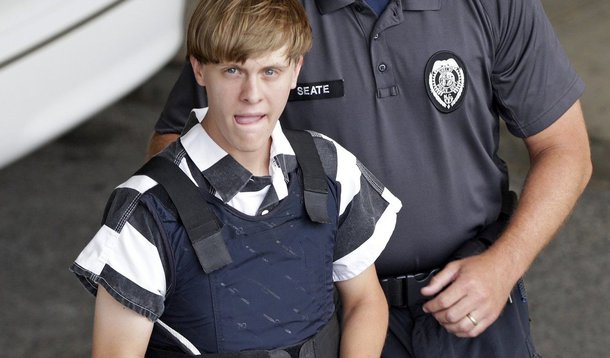 O americano Dylann Roof, 22 anos, foi condenado à morte nesta terça-feira (10) pelo assassinato de nove negros em uma igreja da cidade de Charleston, na Carolina do Sul, em 2015; Roof foi considerado culpado de 33 crimes pelo júri, incluindo assassinatos e crimes de ódio; durante o julgamento, ele afirmou não se arrepender do crime