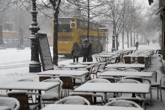 A onda de frio que assola a Europa e já causou dezenas de mortes tem origem em uma massa de ar polar proveniente da Escandinávia; não há dados oficiais sobre o número de mortos até o momento, mas estima-se que já são mais de 80; grande parte das vítimas, cerca de 30 pessoas, foi registrada na Polônia, onde algumas regiões continuam a sofrer com temperaturas de até 20°C negativos; organização Médicos Sem Fronteiras (MSF) alertou, em comunicado, sobre o grave risco de hipotermia a que estão expostos milhares de refugiados nas ilhas gregas e nos países do Bálcãs; eles estão retidos sob neve e chuvas congelantes, em campos superlotados, vivendo em tendas precárias e enfrentando temperaturas abaixo de zero