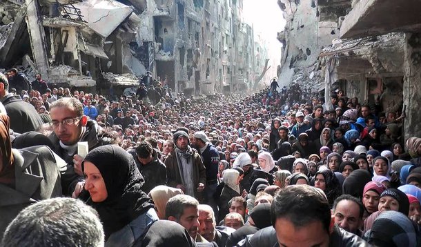 A União Americana das Liberdades Civis (ACLU) e outras associações dos EUA apresentaram um recurso na Justiça contra o decreto do presidente Donald Trump que suspende a entrada de refugiados e de pessoas de sete países muçulmanos no país, após dois iraquianos serem detidos em um aeroporto de Nova York; as organizações pediram que o recurso receba o status de demanda coletiva com o objetivo de representar todos os refugiados e viajantes retidos com base no decreto; medida de Trump causou revolta em turistas árabes no Oriente Médio e no norte da África, que alegaram humilhação e discriminação; também foi duramente criticada por aliados dos EUA no Ocidente, como França e Alemanha