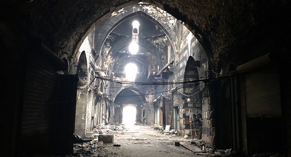 De acordo com representantes das milícias, citadas pela agência de notícias RIA Novosti, os militantes estão fugindo para o sul da cidade. "Os restos dos grupos armados foram completamente expulsos para fora dos bairros antigos de Aleppo. O inimigo foi derrotado e está agora fugindo para os bairros do sul, onde se encontram ainda instalações terroristas", disse a fonte