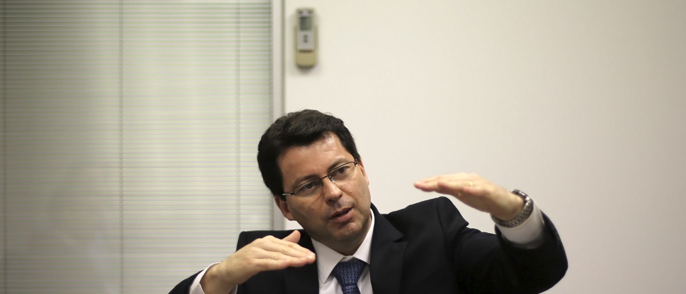 No momento em que o Brasil enfrenta a maior recessão de sua história, decorrente do golpe parlamentar de 2016, e a equipe econômica vem sendo cobrada a apresentar medidas de estímulo ao crescimento, o Banco do Brasil, sob o comando de Paulo Caffarelli, anuncia o fechamento de 14% de suas agências, o que deve provocar mais de 9 mil demissões; a meta do BB é economizar R$ 750 milhões e a instituição, após esse enxugamento, terá menos agências do que o Bradesco