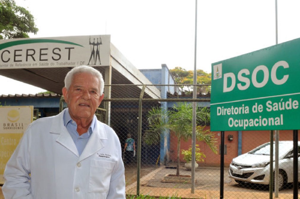 Celso Antônio Rodrigues, 74 anos, é pneumologista e ingressou no quadro da Secretaria de Saúde em 1976; mesmo após se aposentar, ele continuou trabalhando na pasta; desde janeiro, o médico atua, como voluntário da rede pública, no programa de combate ao tabagismo, o qual ajudou a implementar no DF em 1996; portaria publicada no Diário Oficial do Distrito Federal regulamenta a situação de Rodrigues e de outros interessados em prestar serviços na área de saúde, na sua especialização
