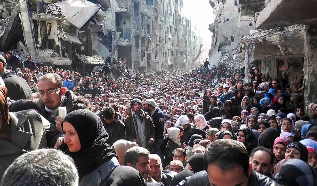 A União Americana das Liberdades Civis (ACLU) e outras associações dos EUA apresentaram um recurso na Justiça contra o decreto do presidente Donald Trump que suspende a entrada de refugiados e de pessoas de sete países muçulmanos no país, após dois iraquianos serem detidos em um aeroporto de Nova York; as organizações pediram que o recurso receba o status de demanda coletiva com o objetivo de representar todos os refugiados e viajantes retidos com base no decreto; medida de Trump causou revolta em turistas árabes no Oriente Médio e no norte da África, que alegaram humilhação e discriminação; também foi duramente criticada por aliados dos EUA no Ocidente, como França e Alemanha