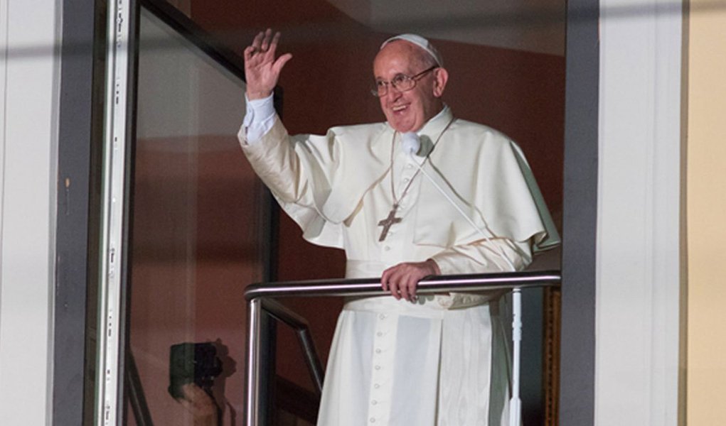 Durante seu primeiro encontro com os participantes da Jornada Mundial da Juventude, na Cracóvia (Polônia), nesta quinta-feira, 3, o Papa Francisco pediu aos jovens que que "se rebelem, questionem, sonhem, e evitem os caminhos obscuros"; "É lindo, e me conforta o coração vê-los tão revoltosos. É estimulante escutá-los, compartilhar seus sonhos, suas questões e sua vontade de se rebelar contra todos aqueles que dizem que as coisas não podem mudar. As coisas podem mudar, não é?!", disse Francisco para cerca de 600 mil pessoas