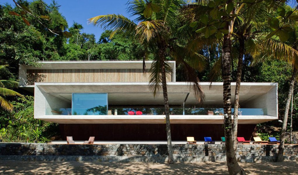 Juiz federal Ian Legal Vermelho, de Angra dos Reis, autorizou o uso da força policial para a União retomar a praia de Santa Rita, em Paraty, que é tratada como particular pelos proprietários da mansão atribuída à família Marinho, da Rede Globo; magistrado determinou que a família Marinho retire a estrutura de cerco instalada no mar que, na prática, servia para impedir a aproximação das pessoas à praia de Santa Rita; reportagem do novo projeto de crowdfunding do Diário do Centro do Mundo