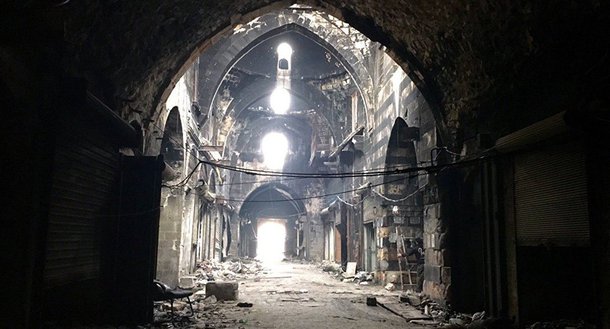 De acordo com representantes das milícias, citadas pela agência de notícias RIA Novosti, os militantes estão fugindo para o sul da cidade. "Os restos dos grupos armados foram completamente expulsos para fora dos bairros antigos de Aleppo. O inimigo foi derrotado e está agora fugindo para os bairros do sul, onde se encontram ainda instalações terroristas", disse a fonte