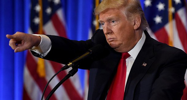 O presidente dos EUA Donald Trump criticou duramente as recentes declarações feitas pelos senadores John McCain e Lindsey Graham, que se mostraram preocupados com o decreto sobre as restrições à imigração; na sua página do Twitter, o presidente escreveu que classifica a declaração conjunta dos senadores como "errada" e, em outra postagem, notou: "[Os dois] senadores devem concentrar suas energias no Daesh, na imigração ilegal e na segurança das fronteiras em vez de tentarem sempre desencadear a Terceira Guerra Mundial" 