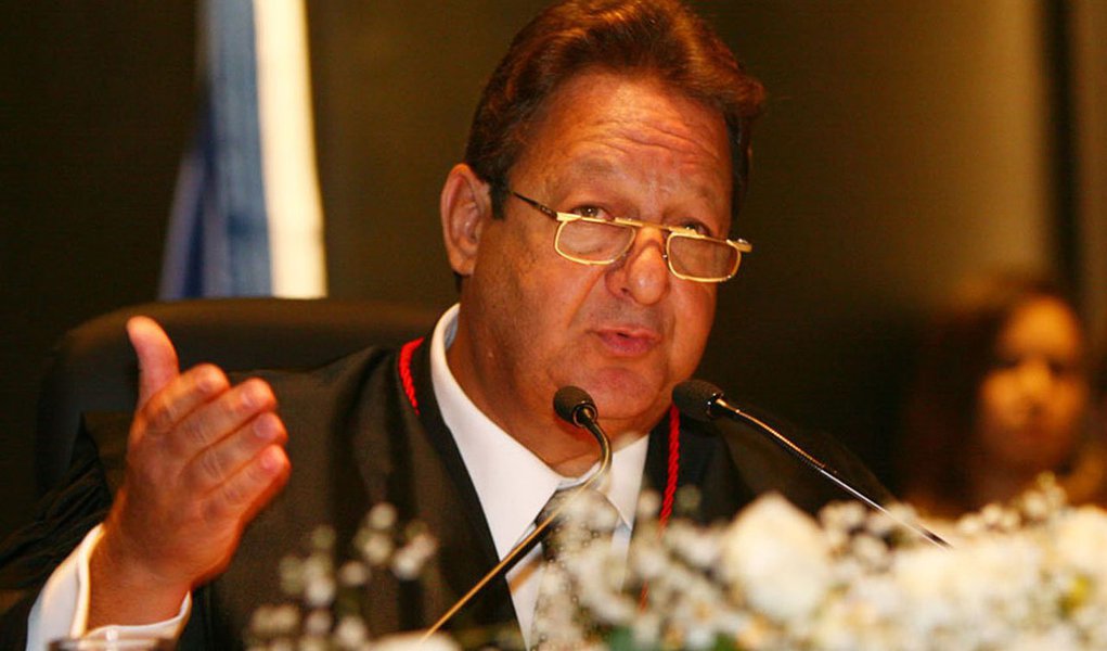 O desembargador Luiz Zveiter voltou à Presidência do Tribunal de Justiça do Rio de Janeiro; ele foi eleito nesta segunda-feira com 113 votos, Esta é a segunda vez que o magistrado se elege para o cargo. Ele presidiu o TJ-RJ no biênio 2009-2010. Também foi corregedor-geral da Justiça nos dois anos anteriores (2007-2008)