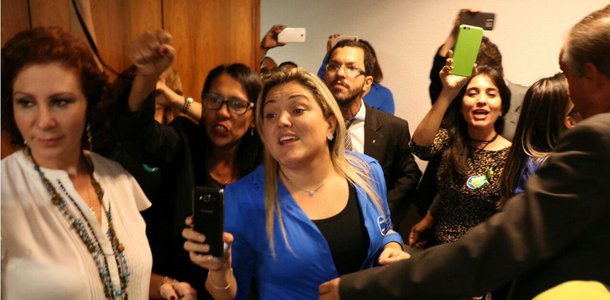 O principal mentor do movimento Escola Sem Partido, o advogado Miguel Nagib, convidado para a audiência, não compareceu à Comissão de Educação, nem apresentou justificativa; em vez disso, um pequeno grupo de manifestantes que não se identificaram invadiu a reunião da comissão, tumultuando os trabalhos e gritando palavras de ordem a favor do programa; para Camila Lanes, presidente da Ubes, a proposta é o começo da criminalização dos movimentos estudantis do País