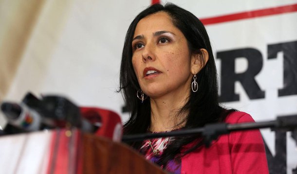 Peru criticou a Organização das Nações Unidas para a Alimentação e a Agricultura (FAO) por contratar a ex-primeira-dama Nadine Heredia como diretora sediada em Genebra por ela ainda ser suspeita em uma investigação de lavagem de dinheiro; Ministério das Relações Exteriores peruano emitiu comunicado expressando seu "desagrado e protesto" com a contratação já que Heredia e seu marido, o ex-presidente Ollanta Humala, são suspeitos de receberem fundos ilícitos do governo da Venezuela e de empreiteiras brasileiras